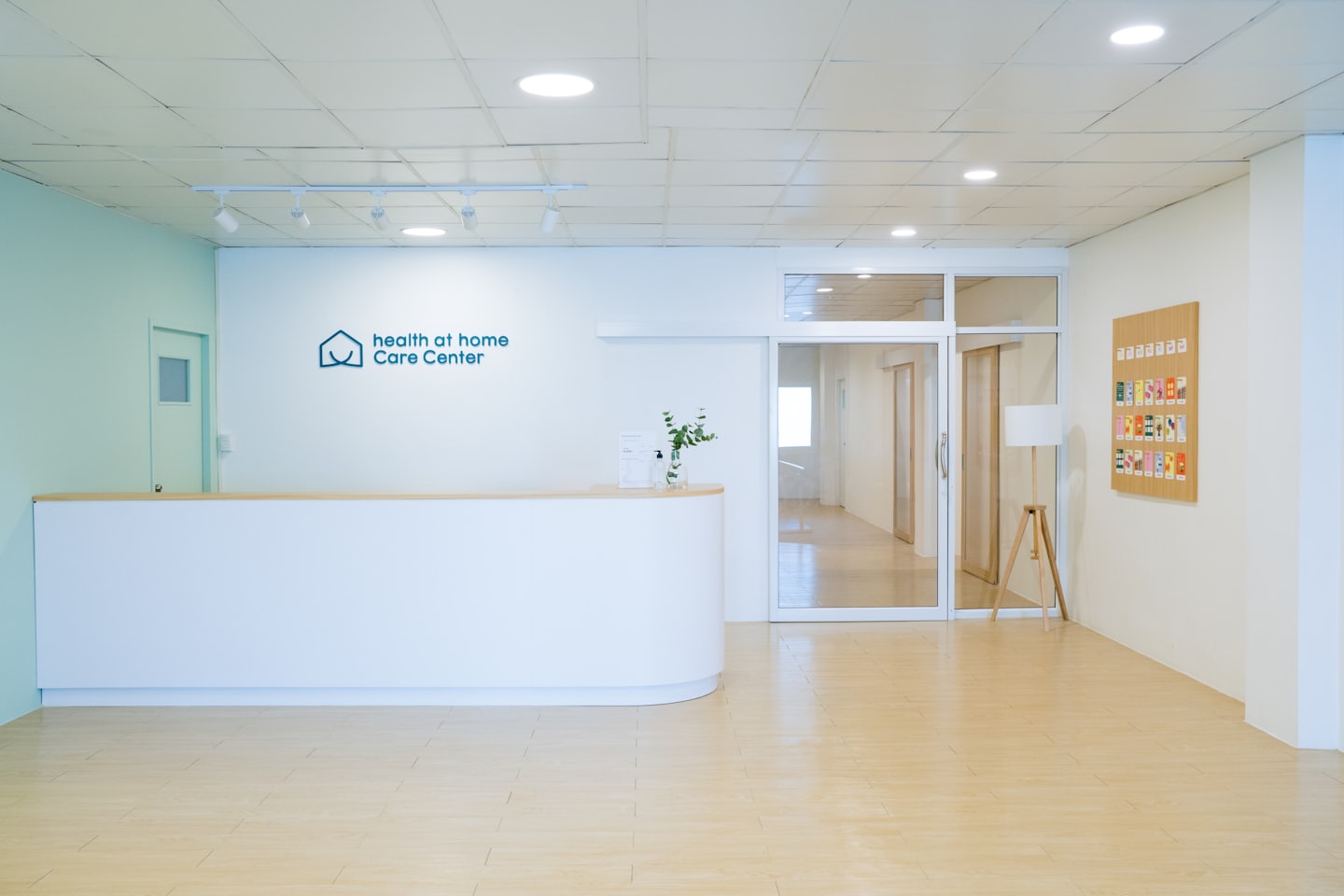 Recepción moderna en un pasillo limpio de centro de salud.